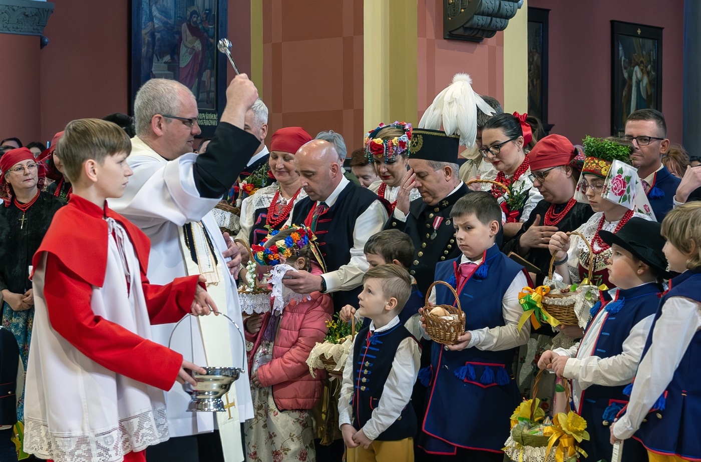 Święcili pokarmy w tradycyjnych strojach [FOTO]