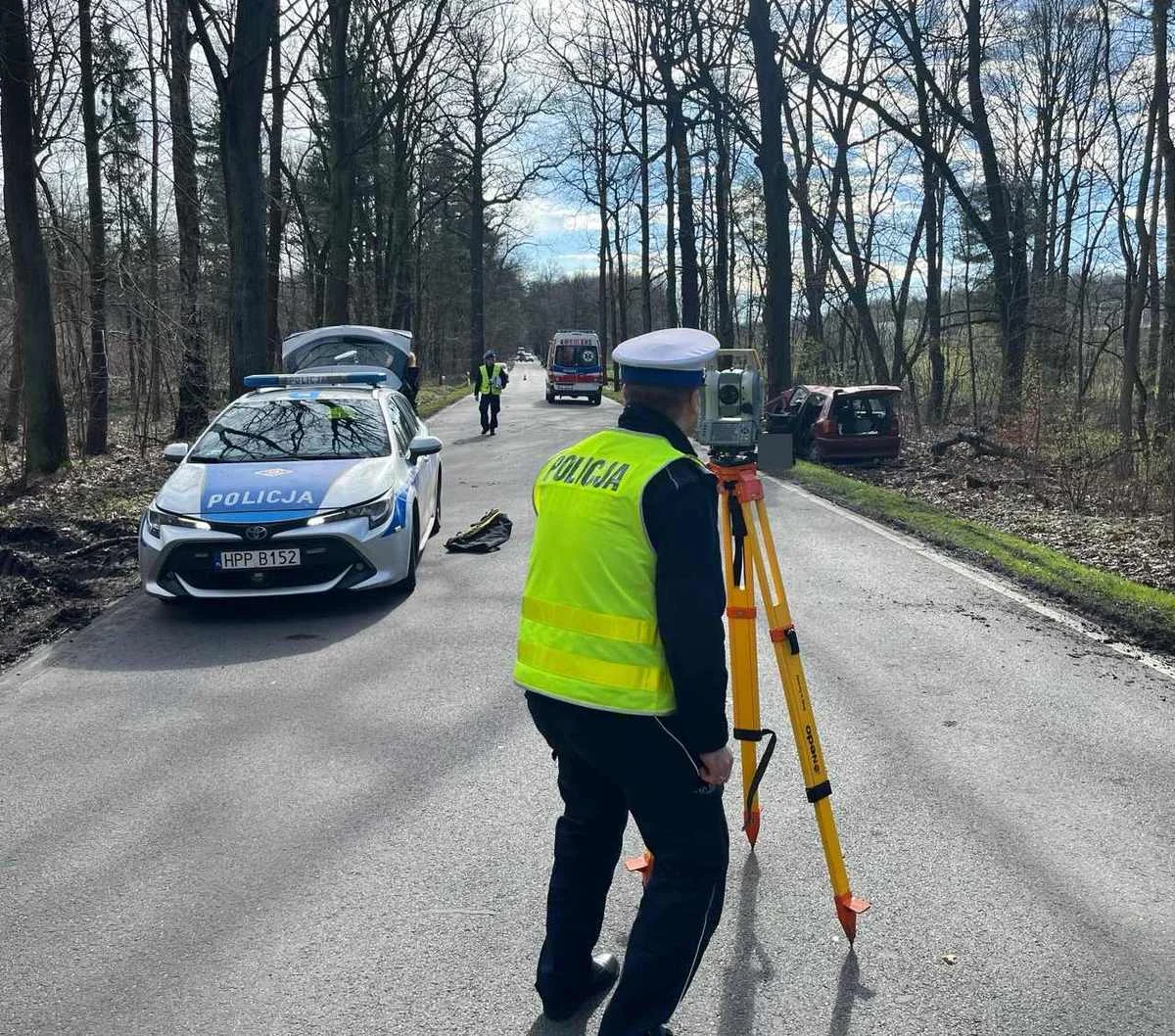 Śmiertelny wypadek w Bytomiu. Kierowca auta wjechał w drzewo