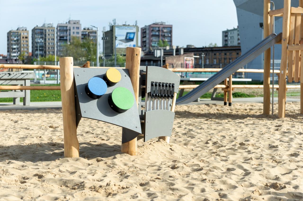 Gryfny plac zabaw w Rozbarku gotowy 9