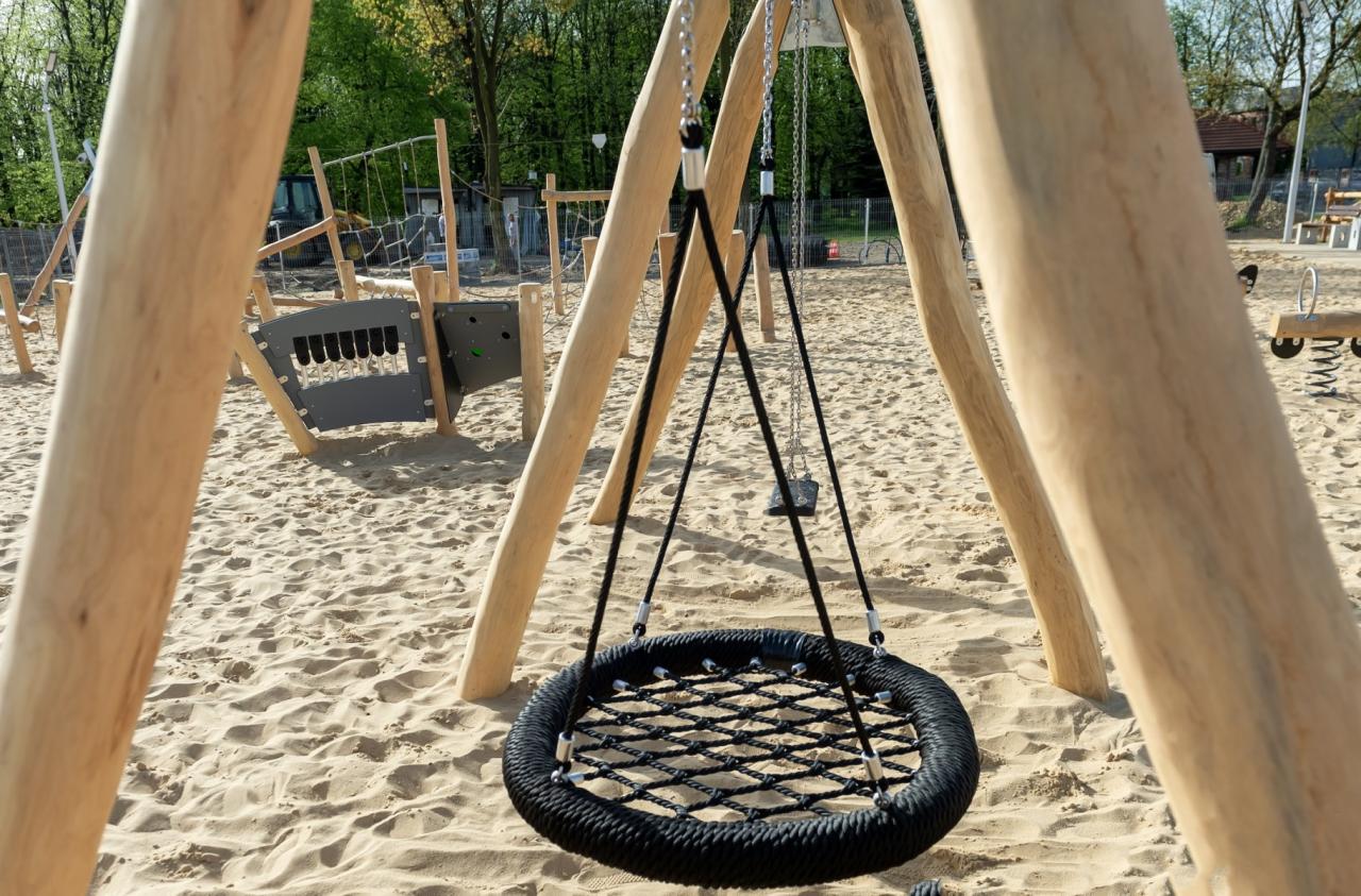 Gryfny plac zabaw w Rozbarku gotowy 13