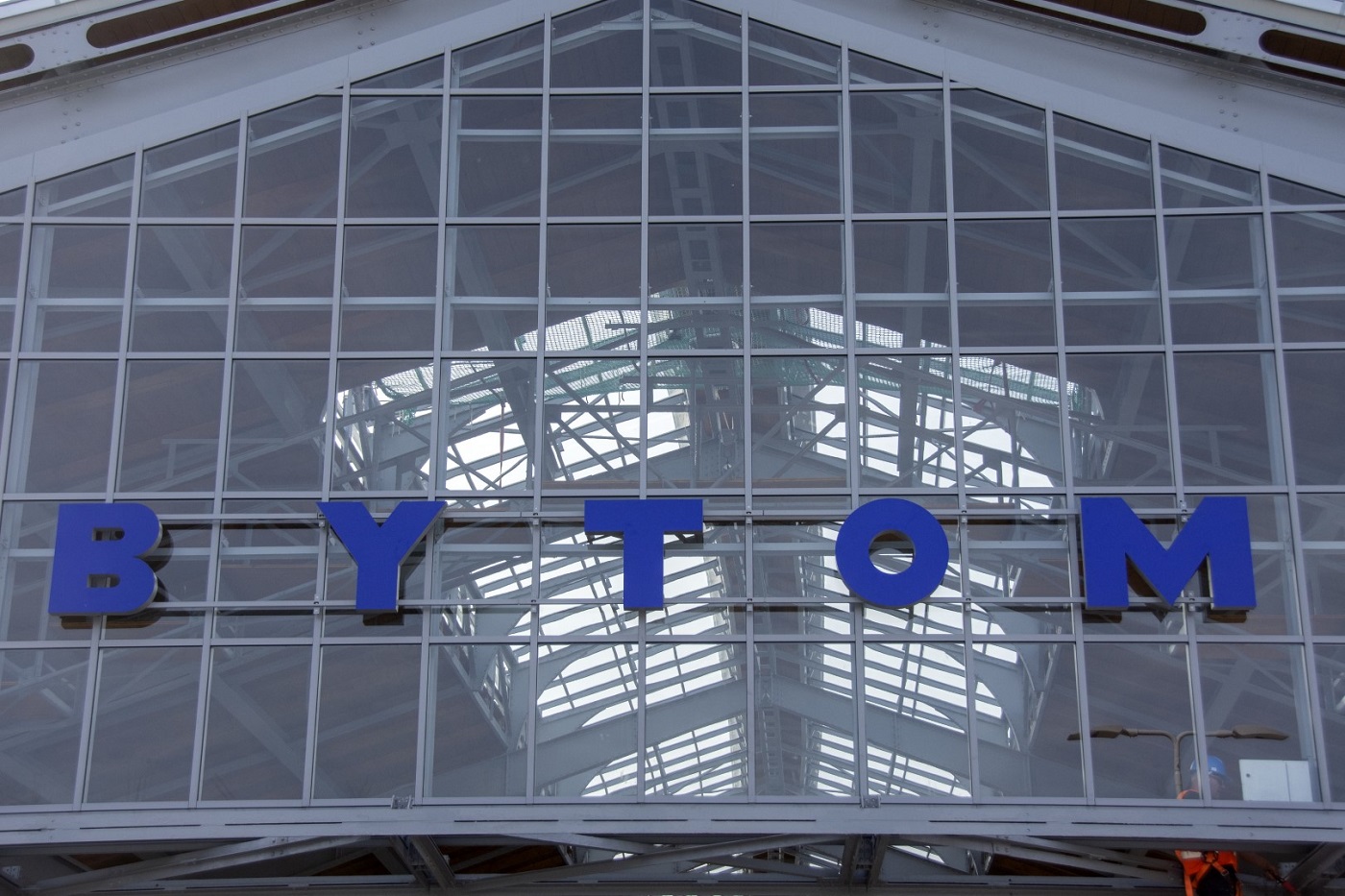 Ledowe napisy BYTOM będą witały pasażerów odnowionej hali peronowej