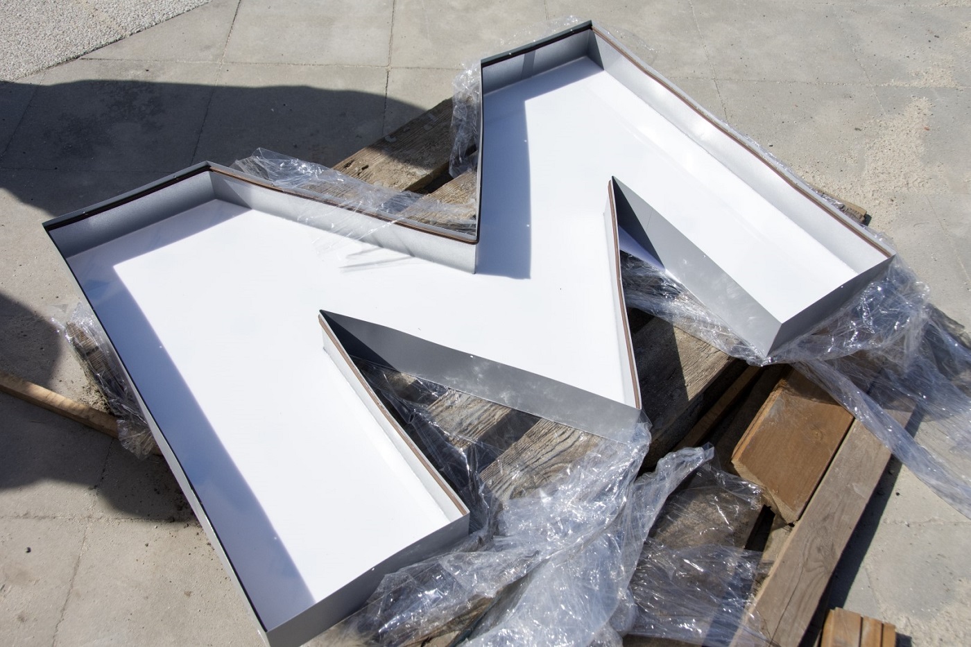 Ledowe napisy BYTOM będą witały pasażerów odnowionej hali peronowej