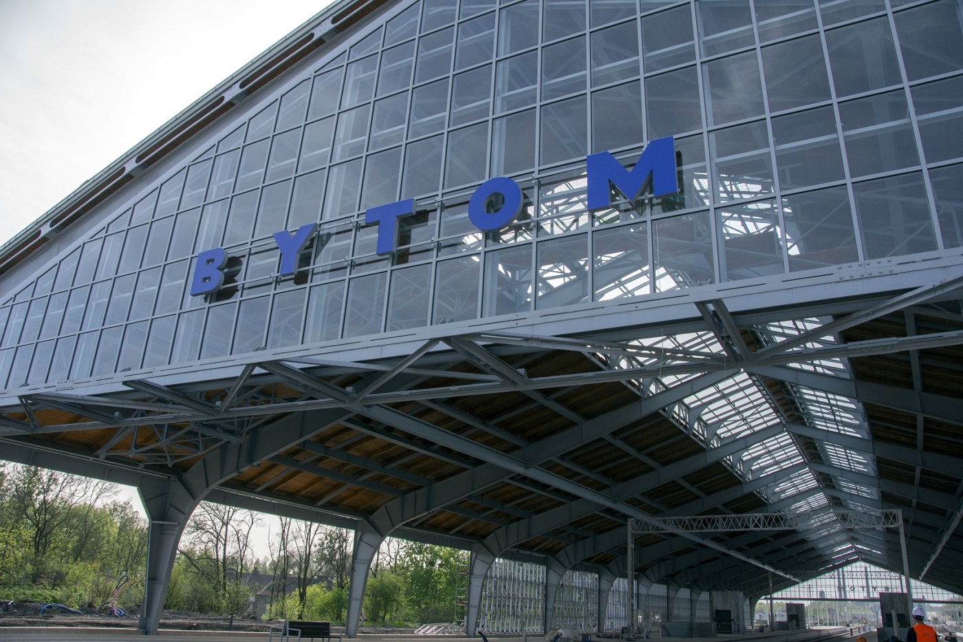 Ledowe napisy BYTOM będą witały pasażerów odnowionej hali peronowej
