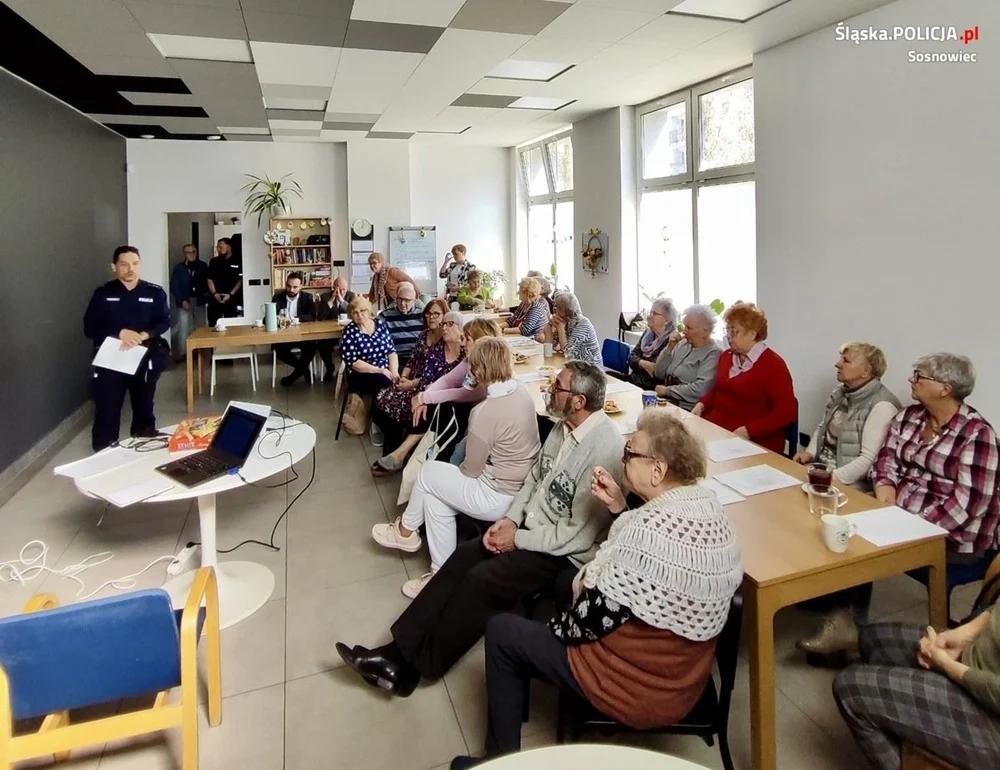 Sosnowieccy policjanci mówili o bezpieczeństwie w Klubie Seniora