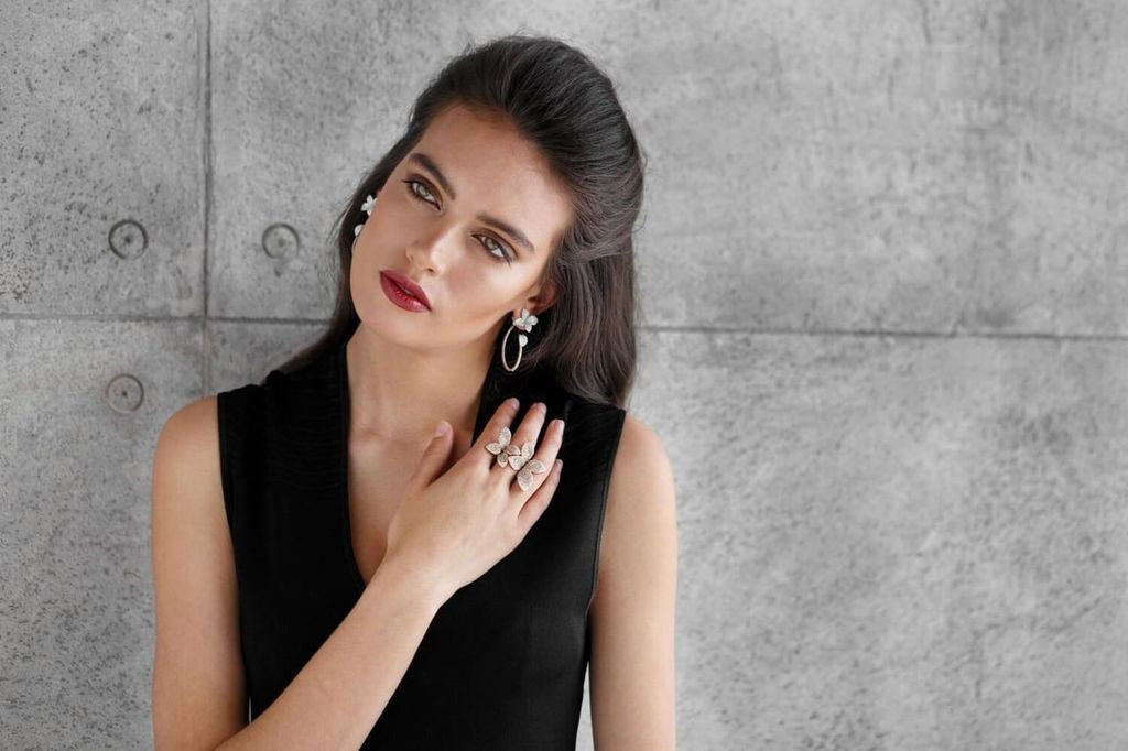 Jak nosić kolczyki srebrne zgodnie z aktualnymi trendami mody?