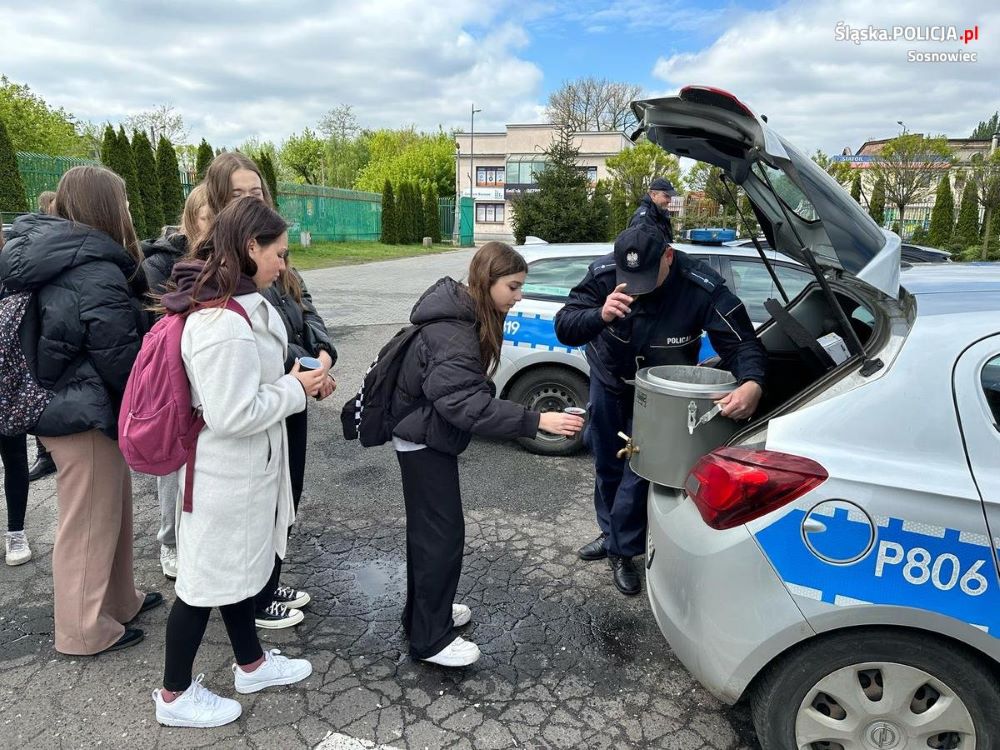 Sosnowieccy policjanci wspólnie z uczniami szkół miejskich sprzątali tereny zielone