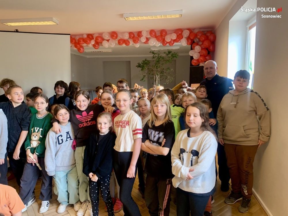 Policjanci rozmawiali o bezpieczeństwie i hejcie w Szkole Podstawowej nr 18