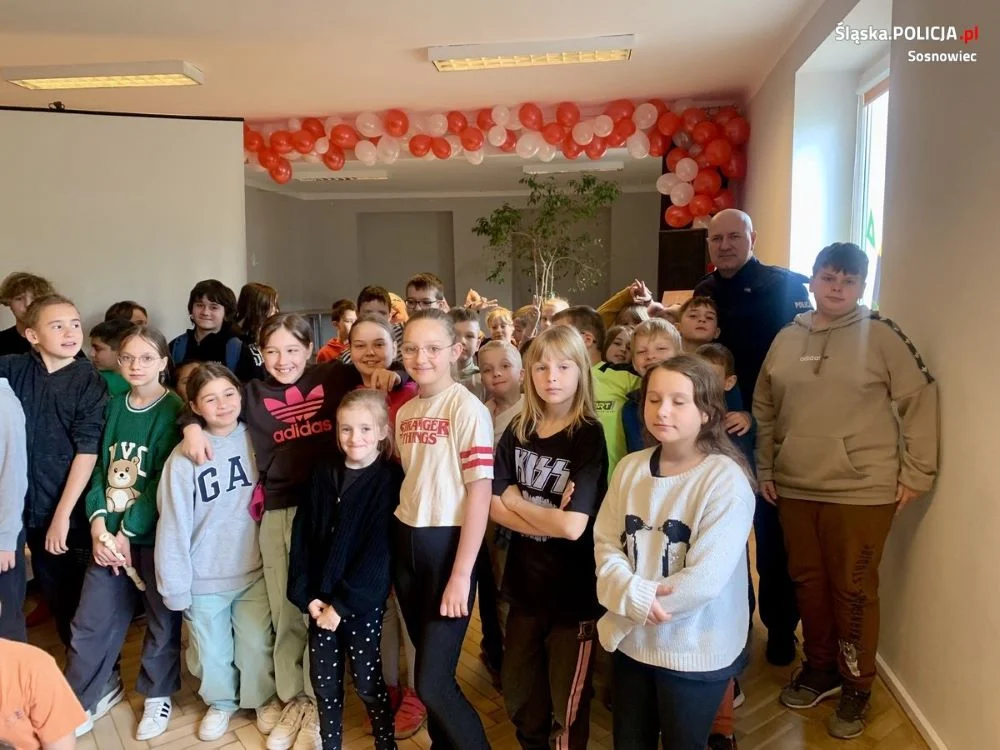 Policjanci rozmawiali o bezpieczeństwie i hejcie w Szkole Podstawowej nr 18