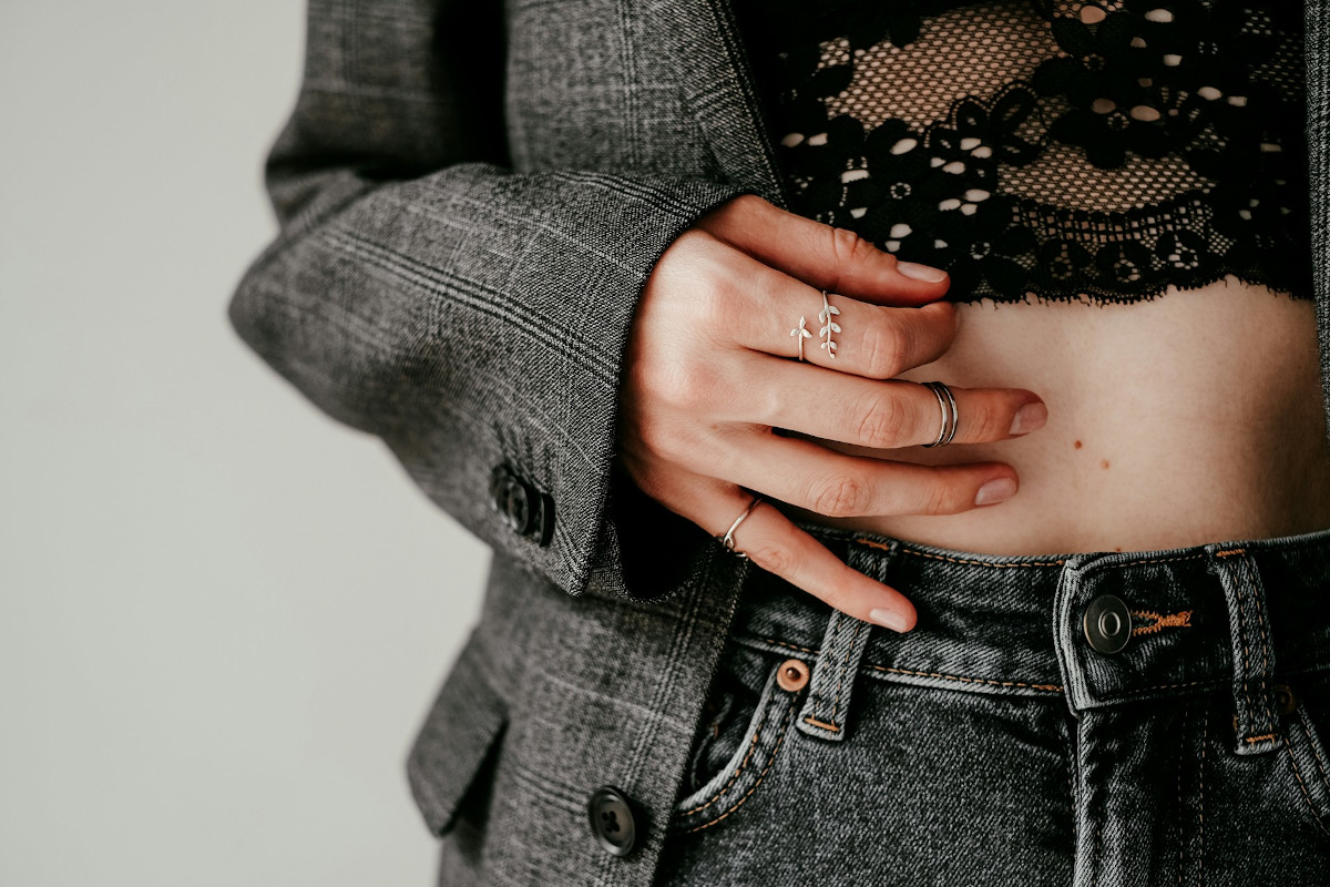 Jak wybrać  pierścionek na co dzień? Poradnik dla poszukujących uniwersalnej biżuterii