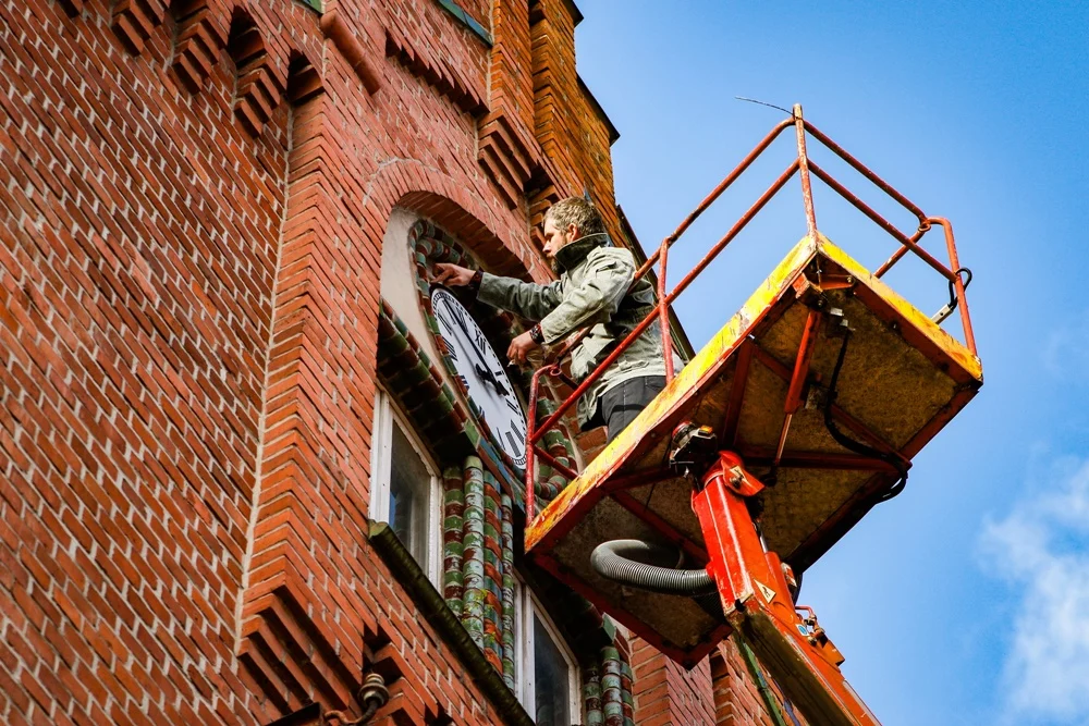 Historyczny zegar powrócił na ul. Gliwicką w Katowicach