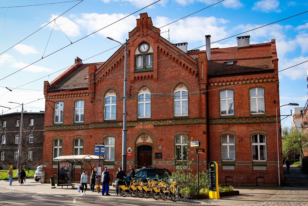 Historyczny zegar powrócił na ul. Gliwicką w Katowicach