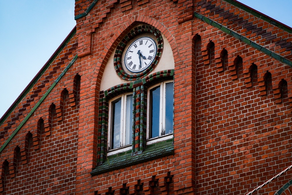 Historyczny zegar powrócił na ul. Gliwicką w Katowicach