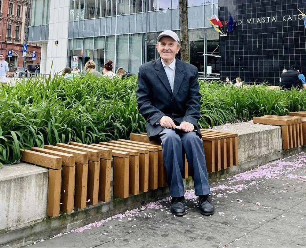 Wiersze miłością pisane. Pan Leoncjusz i jego twórczość zachwycają Katowice!