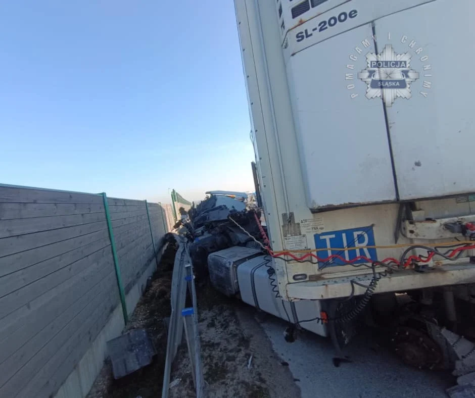 Niebezpieczne zdarzenie na A1 w kierunku Katowic. Kobieta wjechała w barierki!