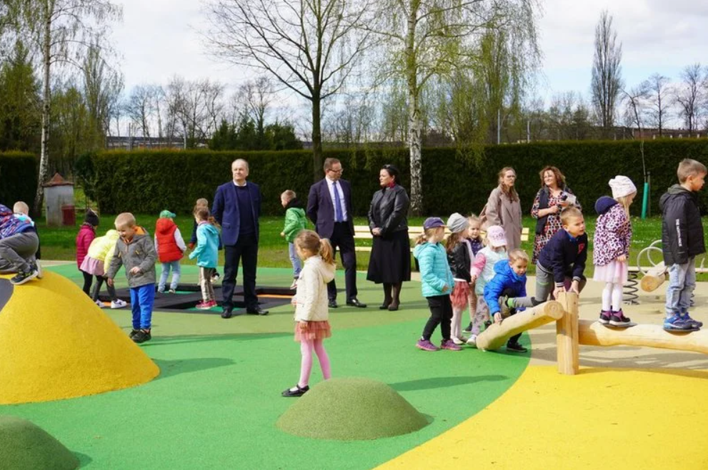 Nowy plac zabaw w Baranowicach już otwarty! Zachęca do nauki i zabawy