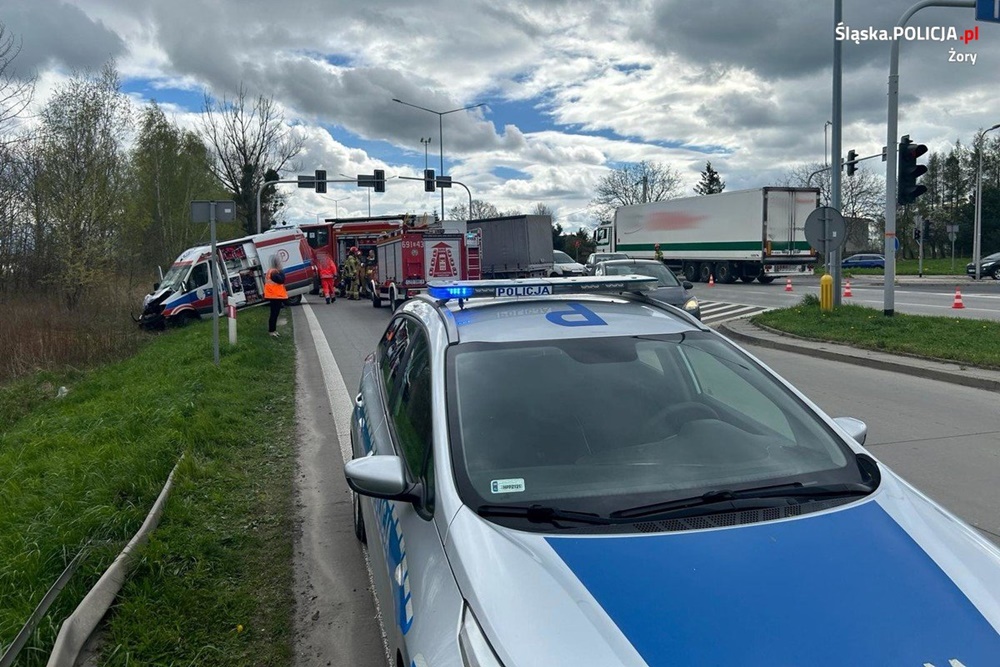 Żory: Wypadek z udziałem samochodu dostawczego i karetki. Są poszkodowani!