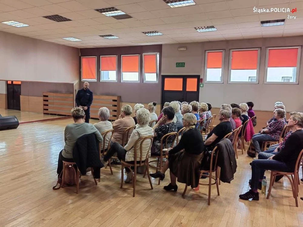Żorscy seniorzy na spotkaniu z policjantami. Omawiano m.in metody oszustów