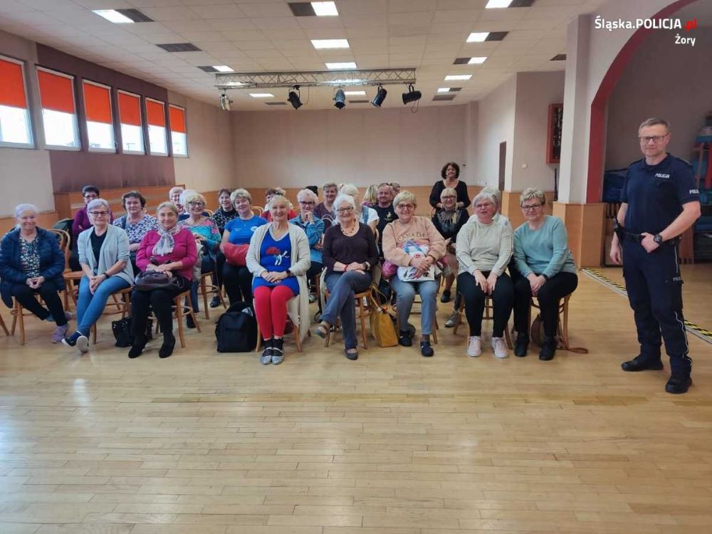 Żorscy seniorzy na spotkaniu z policjantami. Omawiano m.in metody oszustów