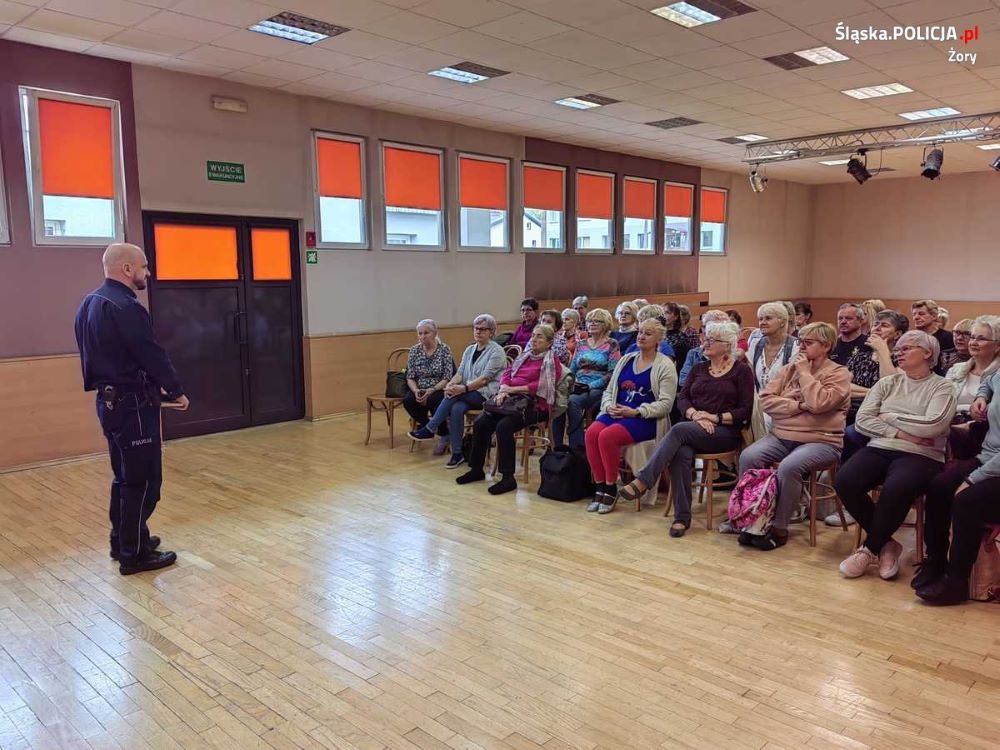 Żorscy seniorzy na spotkaniu z policjantami. Omawiano m.in metody oszustów