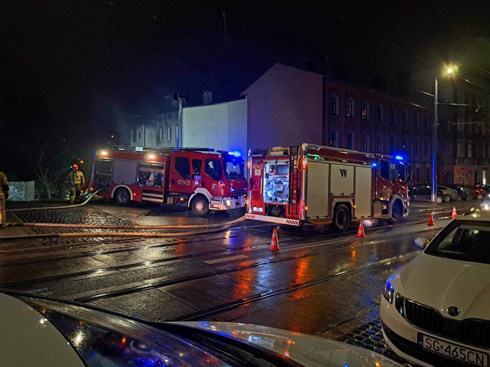 Pożar pustostanu przy ulicy 3 Maja. Ewakuowano jedną osobę