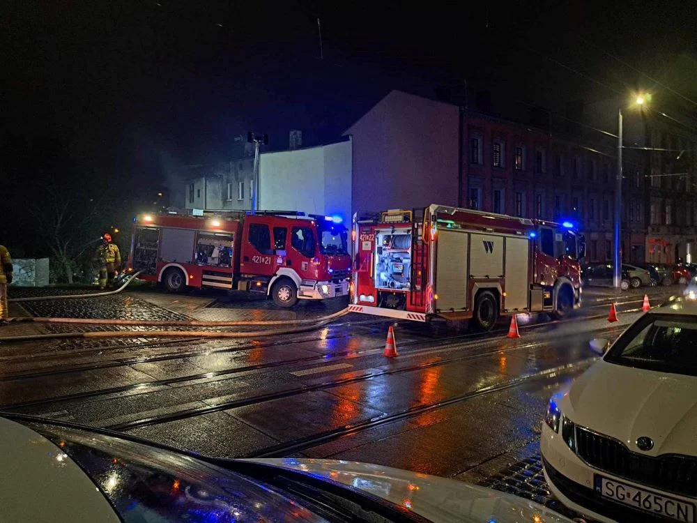 Pożar pustostanu przy ulicy 3 Maja. Ewakuowano jedną osobę