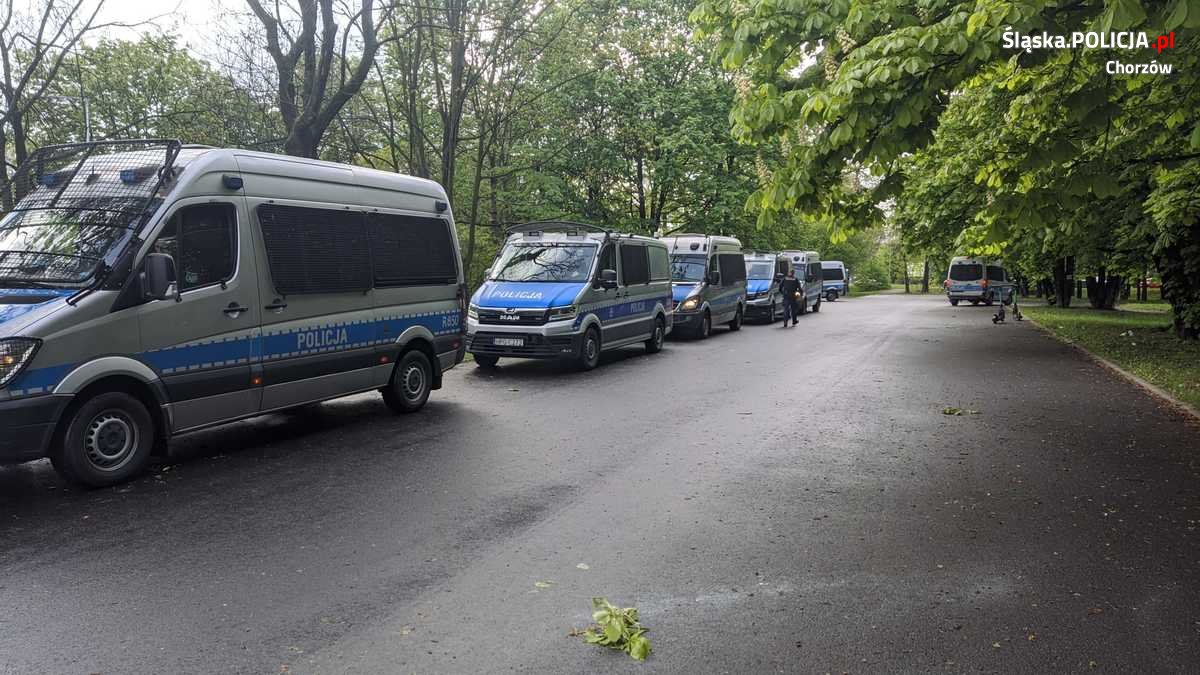 Policjanci dbali o bezpieczeństwo kibiców podczas meczu Ruchu Chorzów i Widzewa Łódź