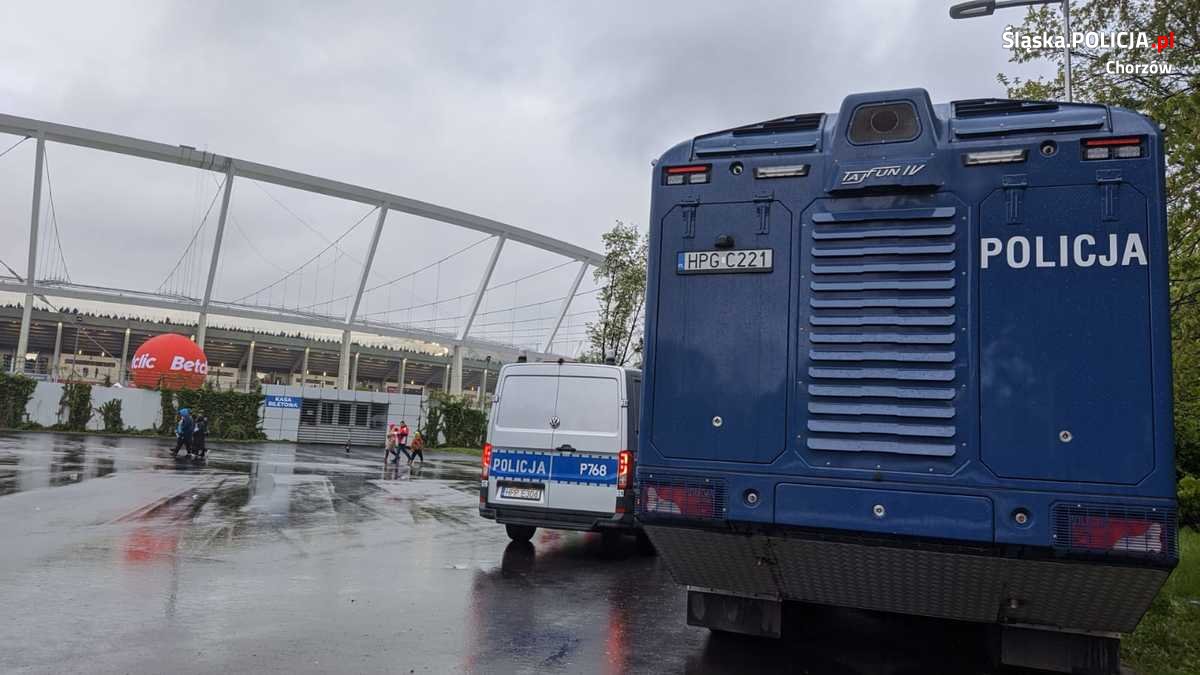 Policjanci dbali o bezpieczeństwo kibiców podczas meczu Ruchu Chorzów i Widzewa Łódź