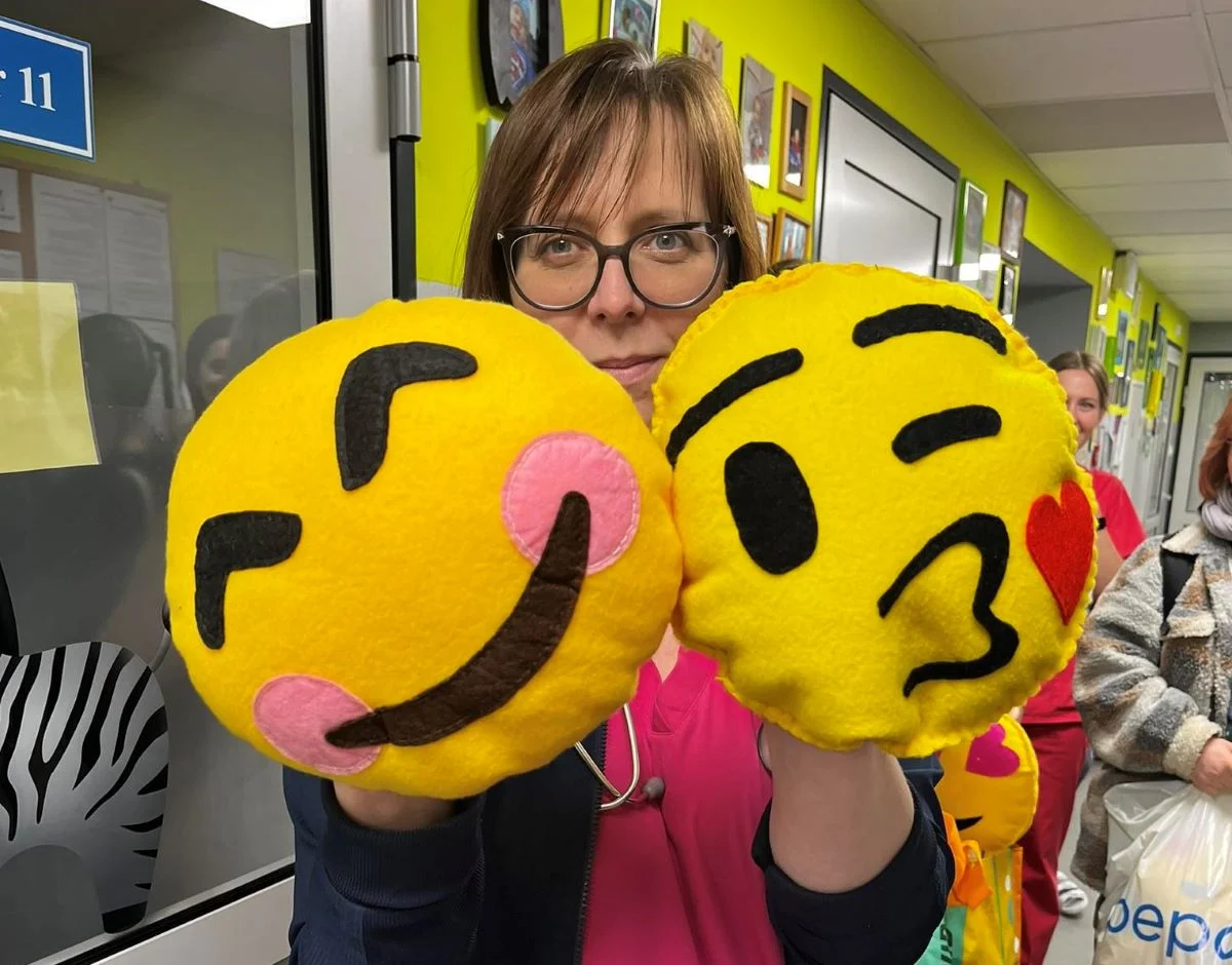 Mali pacjenci ZSM zostali obdarowani kolorowymi poduszkami w kształcie emotek