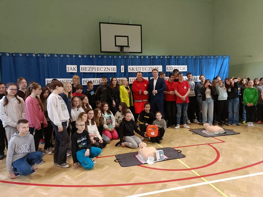 Defibrylator AED w posiadaniu SP nr 17. Daniel Beger uczestniczył w prezentacji sprzętu