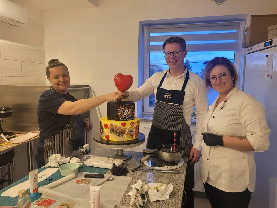 Władze Świętochłowic udekorowały tort w ramach licytacji WOŚP