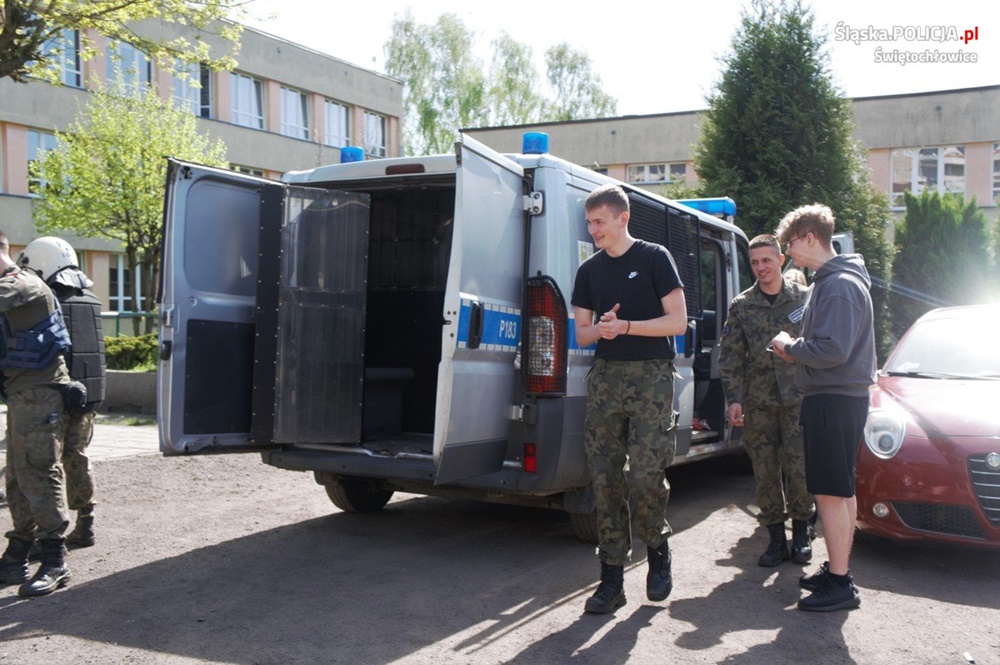 Świętochłowiccy policjanci odwiedzili klasę mundurową