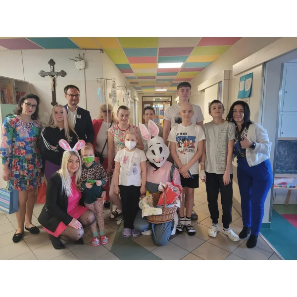 Zajączek Wielkanocny odwiedził dzieci z oddziału Hematologii i Onkologii Dziecięcej