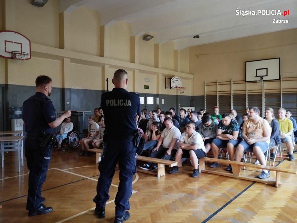 Dzielnicowi z zabrzańskiej trójki z wizytą u uczniów