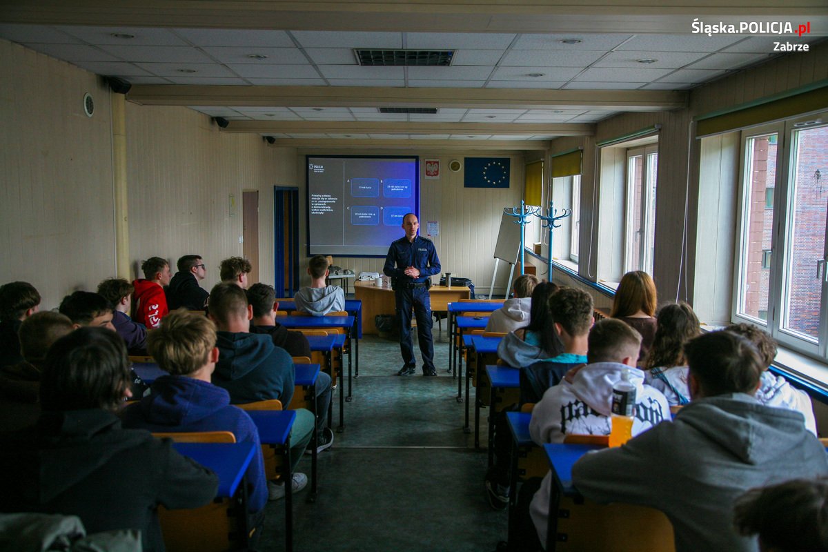 Zabrzańscy policjanci rozmawiali o narkotykach i dopalaczach z uczniami
