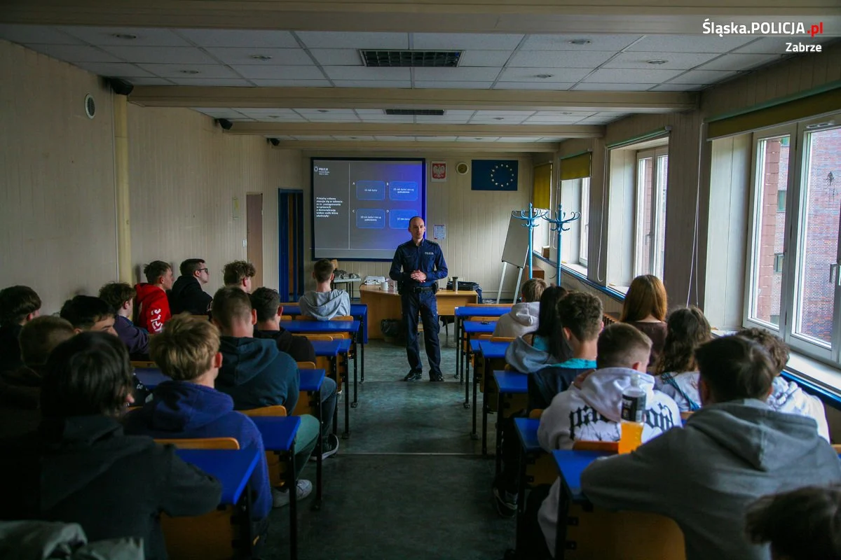 Zabrzańscy policjanci rozmawiali o narkotykach i dopalaczach z uczniami