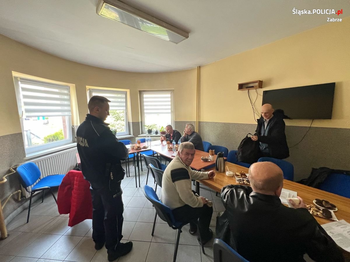 Dzielnicowi odwiedzili noclegownię przy ulicy Trocera w Zabrzu