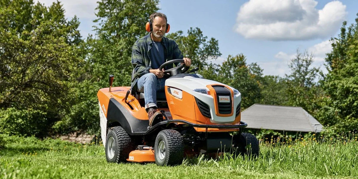 Kosiarka typu traktorek – komu przyda się takie urządzenie?