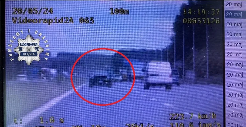Policjanci z autostradówki zatrzymali kierowcę porsche, który na A4 pędził 223 km/h [FILM]