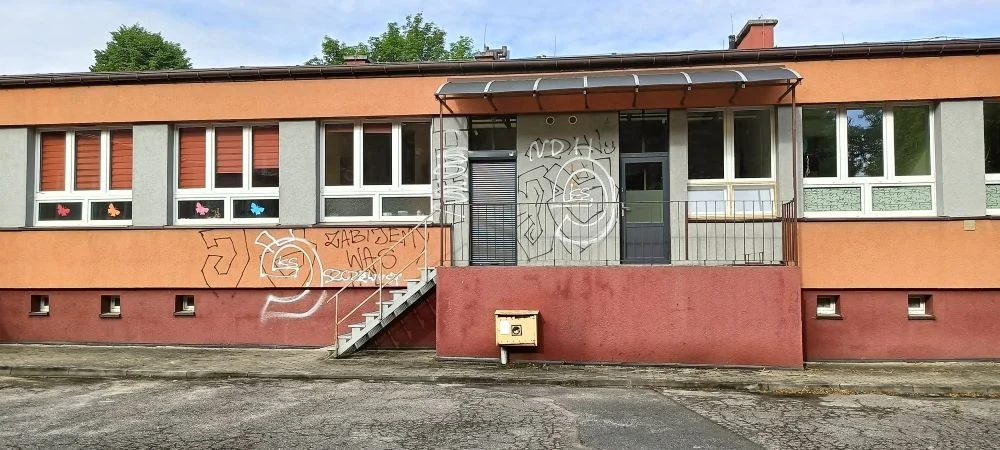 Na elewacji Szkoły Podstawowej nr 15 pojawiły się bazgroły. Dyrekcja szuka sprawców