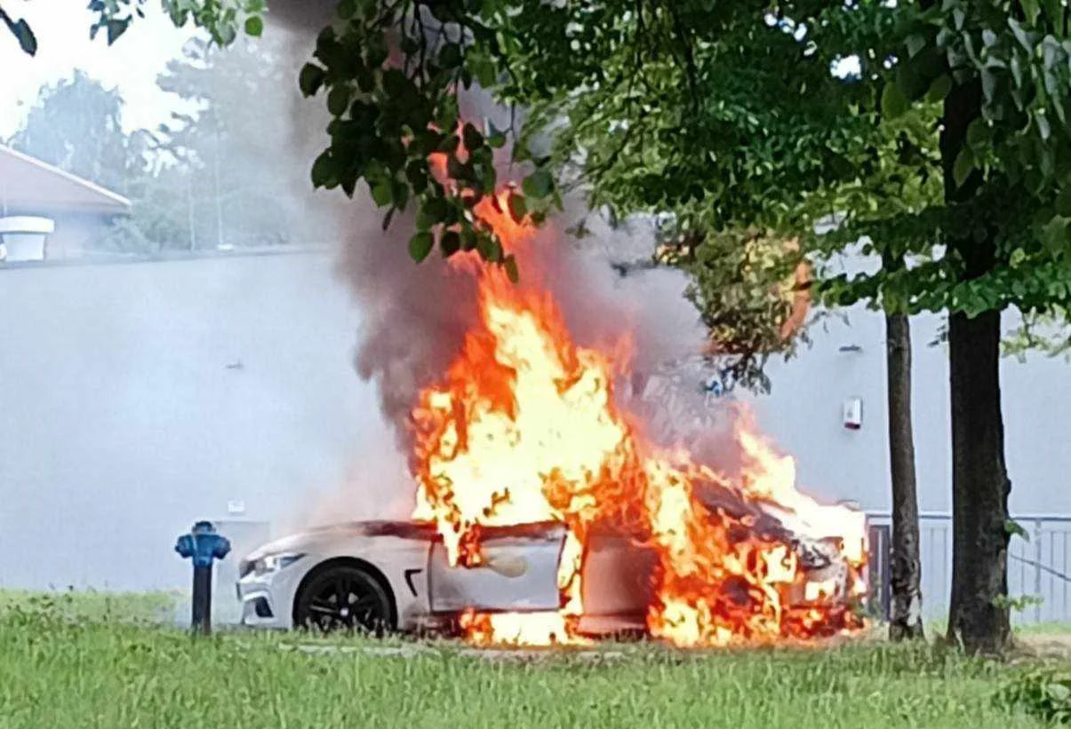 Pożar samochodu przy skrzyżowaniu ulic Pośpiecha i Korfantego w Bykowinie! [WIDEO]