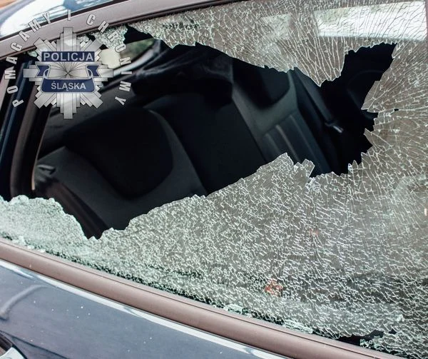 Policjanci uwolnili 2-letnie dziecko z zamkniętego samochodu!