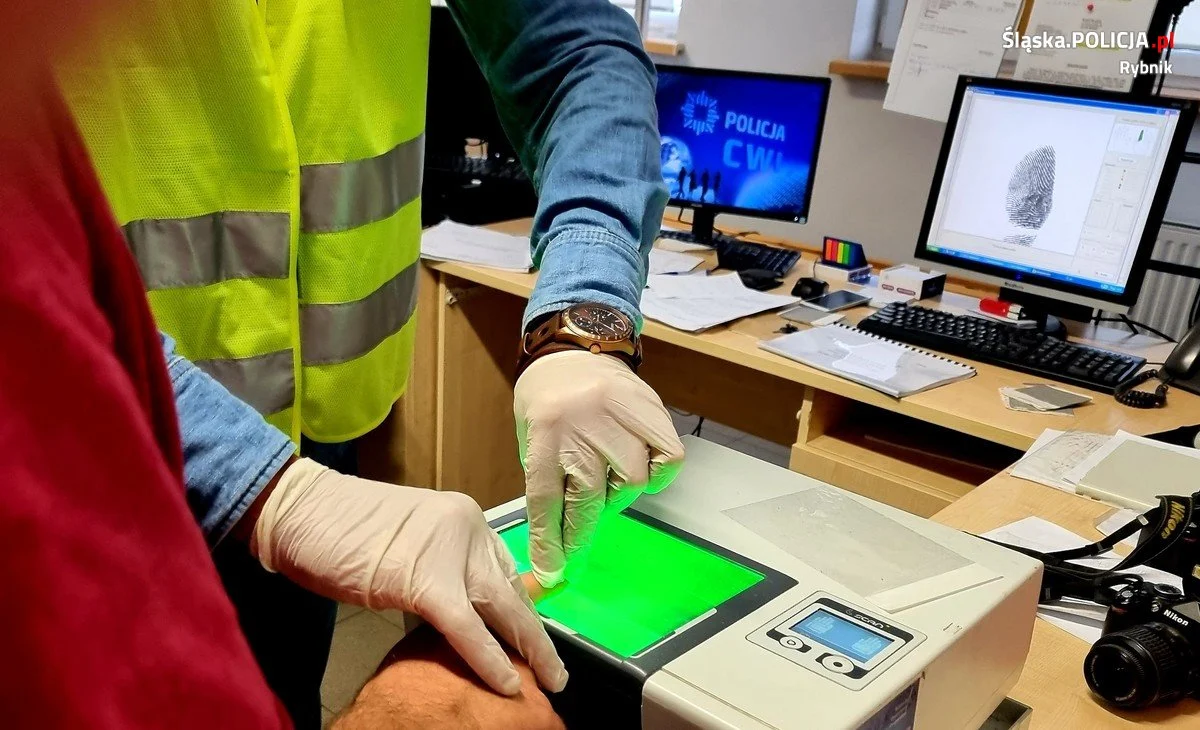 Poszukiwany ukrywał się w szafce pod zlewozmywakiem...