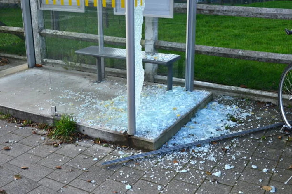 Mężczyzna dokonał aktu wandalizmu. Kto odpowie za zniszczenie mienia publicznego?