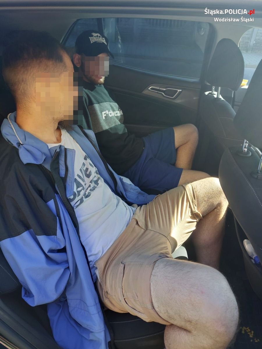 9 zarzutów dla włamywacza. Policjanci aresztowali dwóch mężczyzn