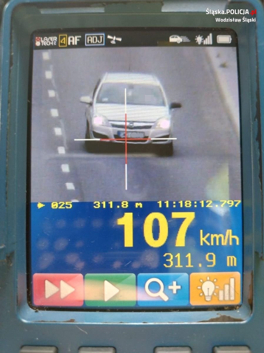 Konsekwencje szybkiej jazdy. Policja skonfiskowała prawo jazy kierowcy na 3 miesiące
