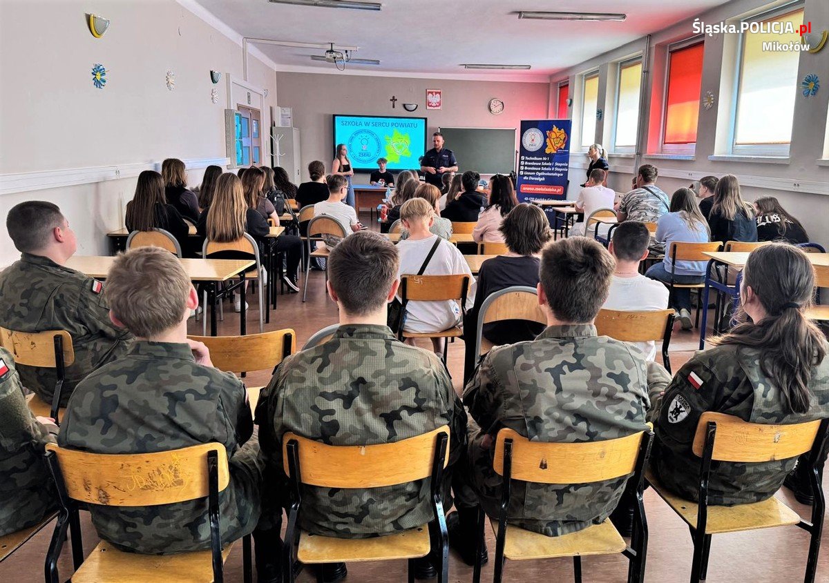 Dzień Otwarty w Zespole Szkół Energetycznych i Usługowych. Policja ukazuje realia służby