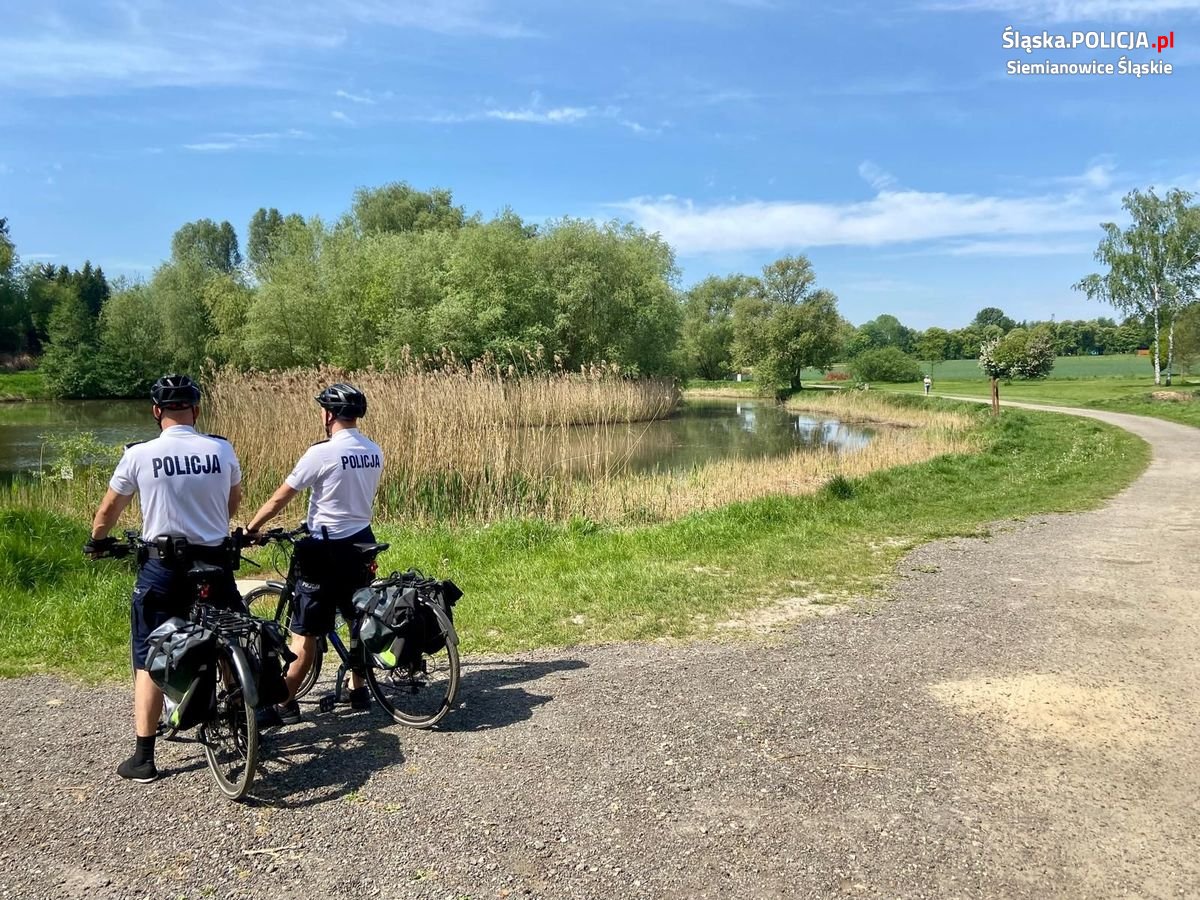 Siemianowiccy policjanci na rowerach dbają o bezpieczeństwo