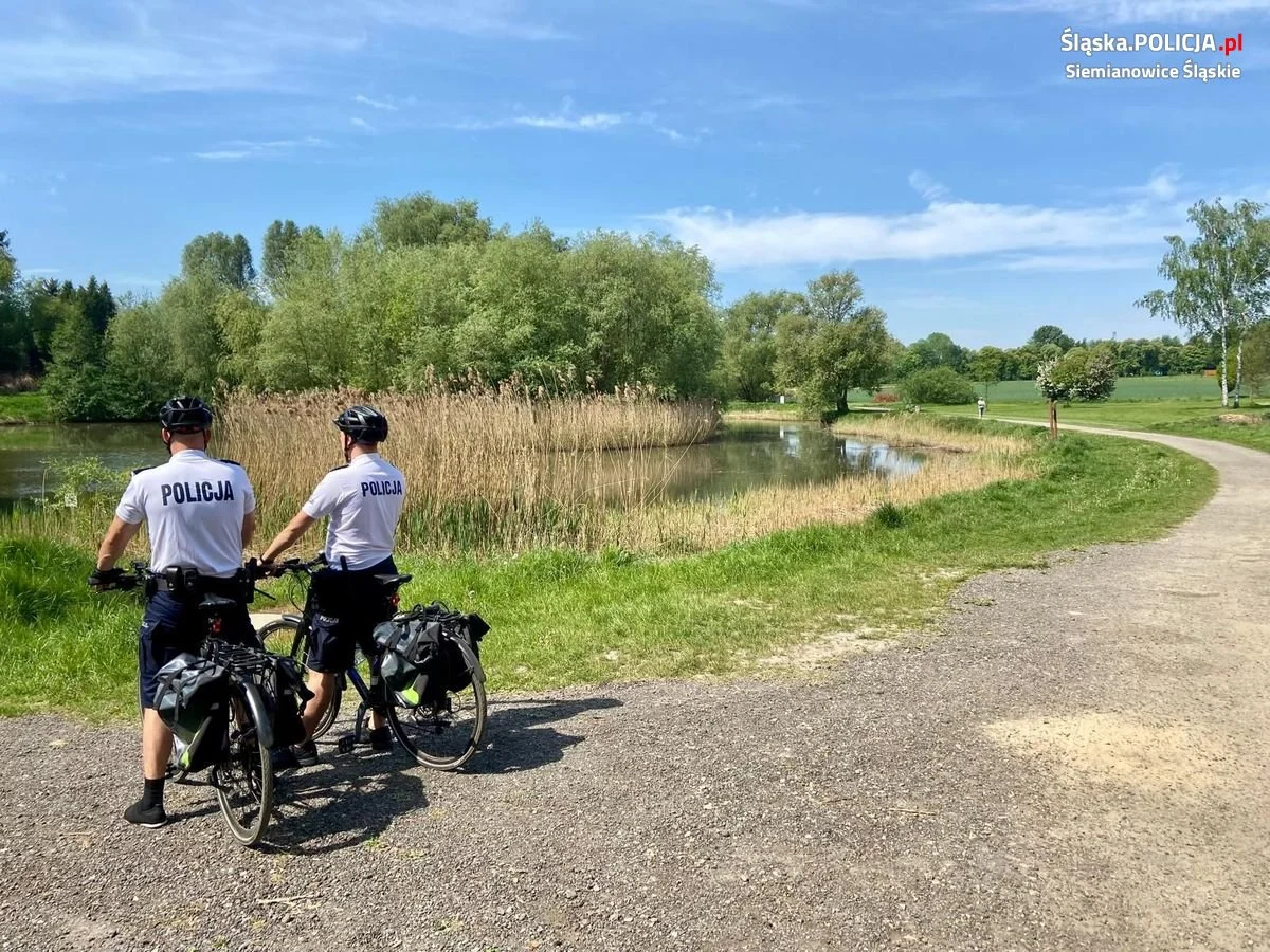 Siemianowiccy policjanci na rowerach dbają o bezpieczeństwo
