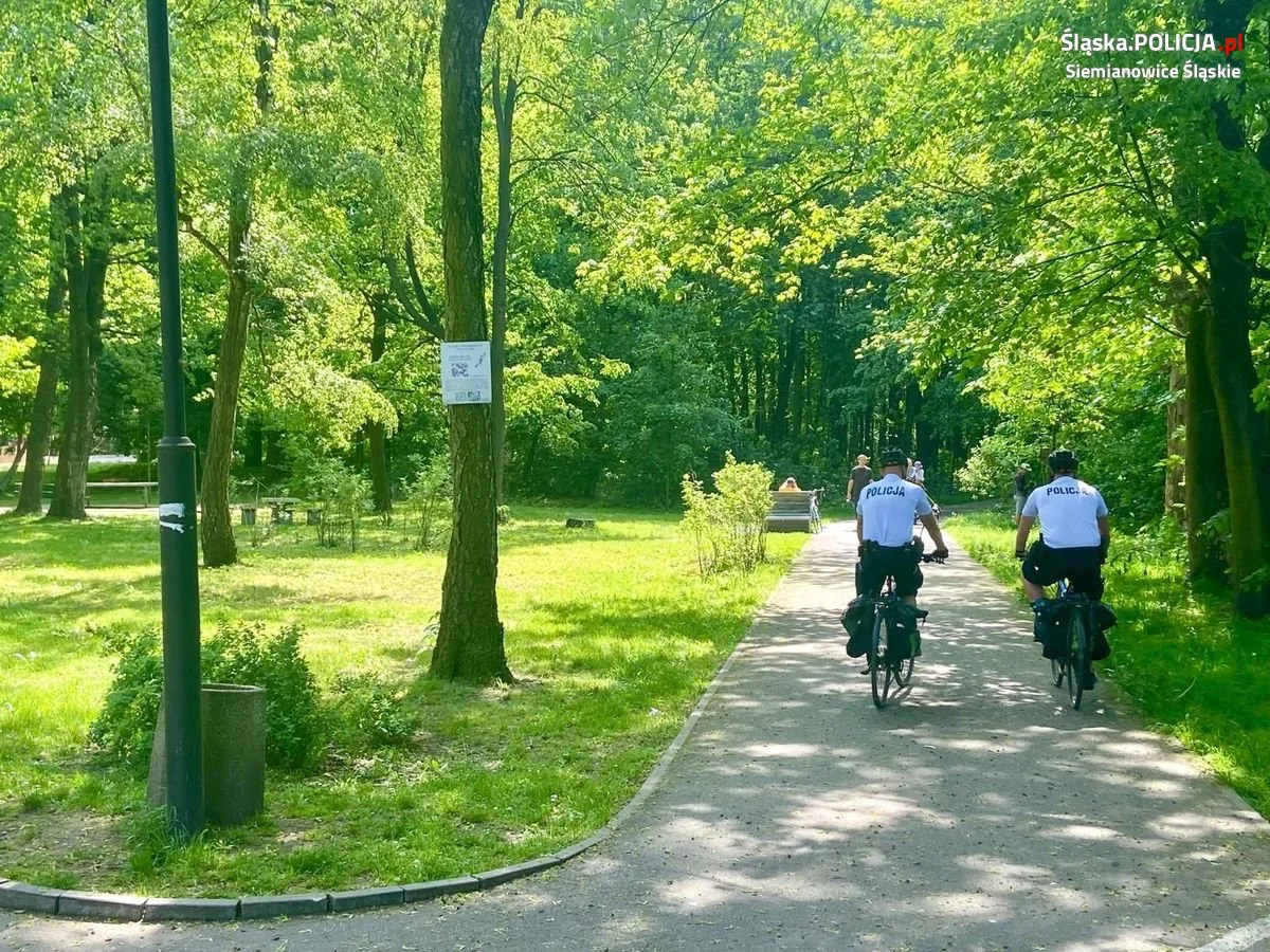Siemianowiccy policjanci na rowerach dbają o bezpieczeństwo