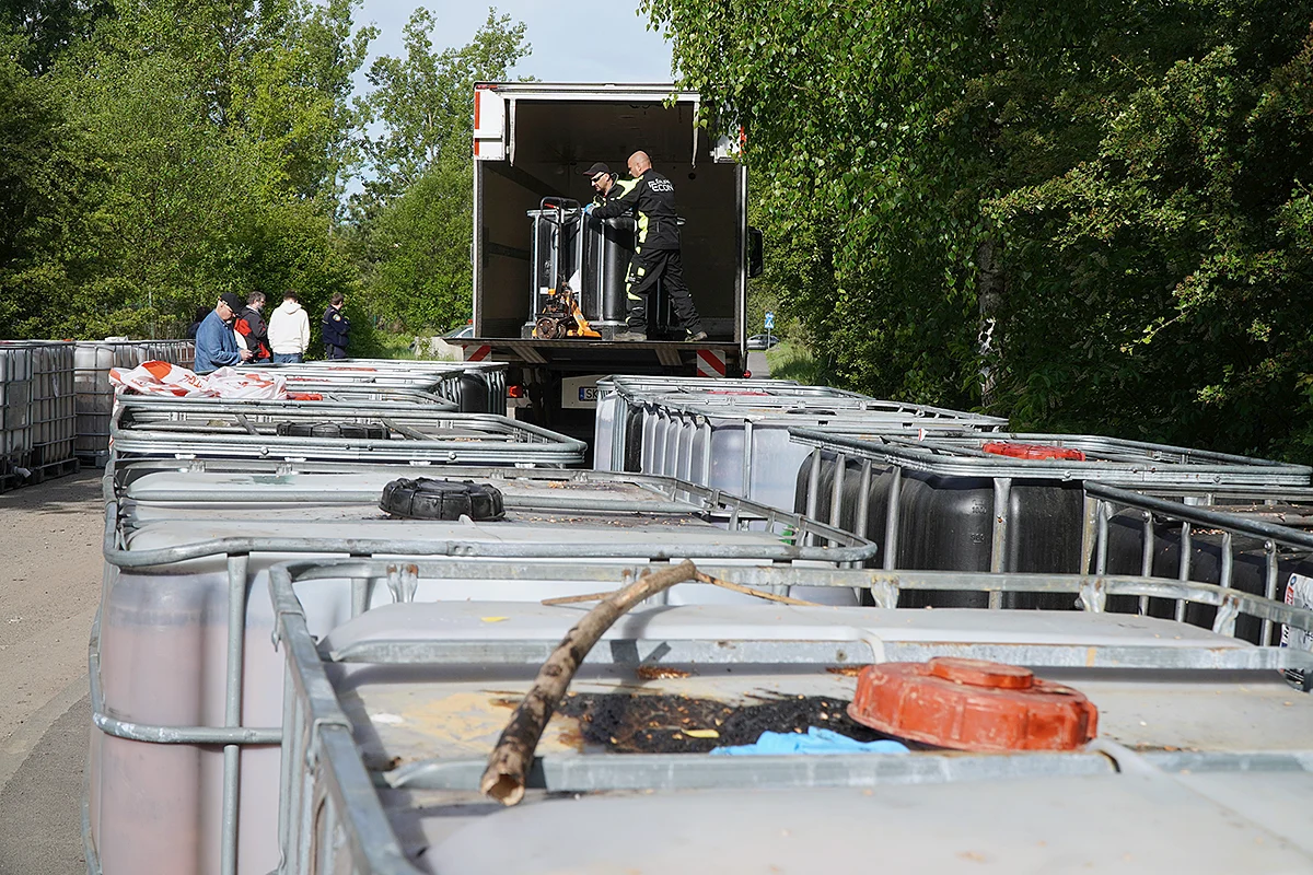 Trwa akcja oczyszczania Rowu Michałkowickiego po piątkowym pożarze